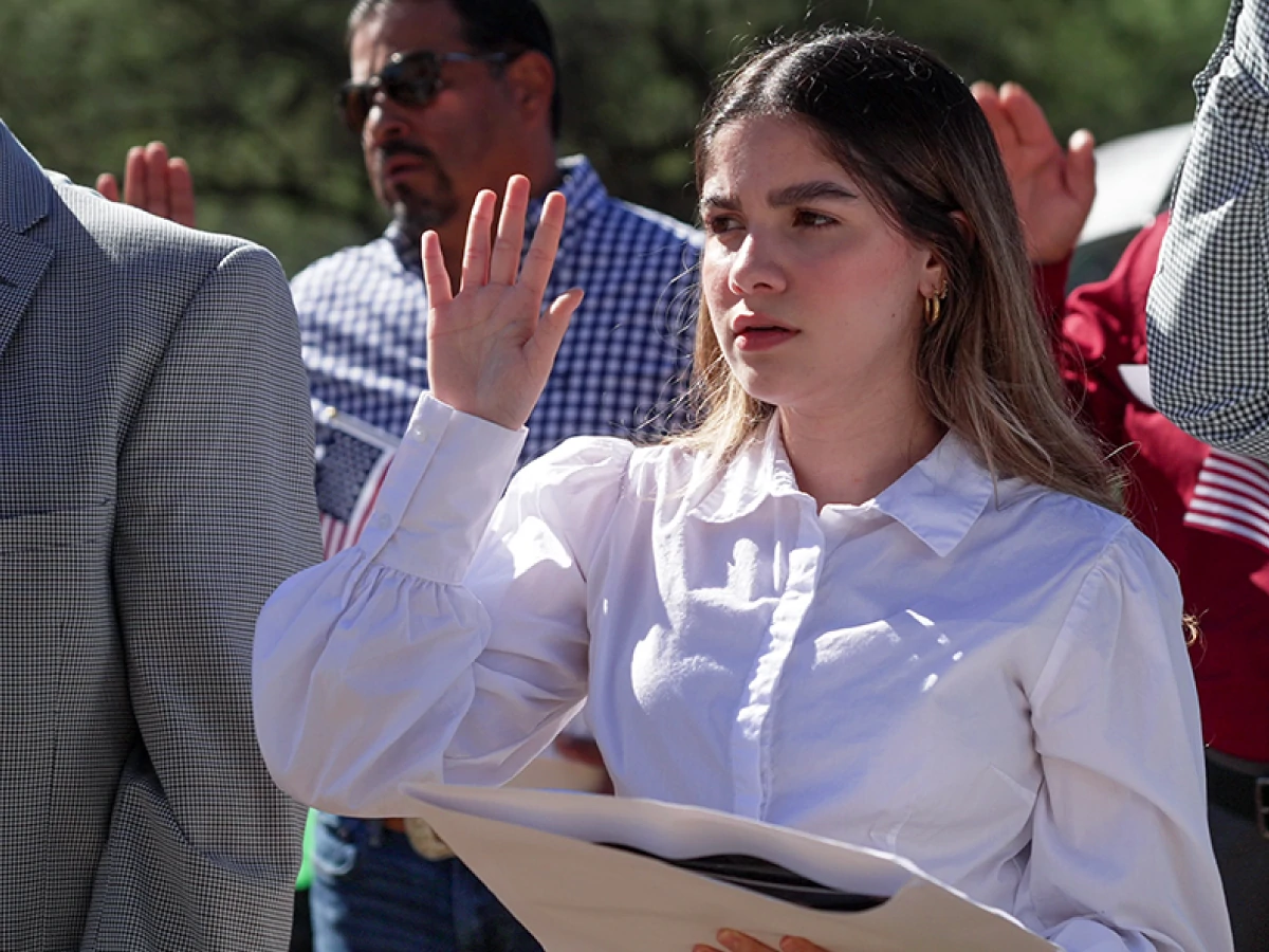 Woman taking the Oath of Allegiance in a US naturalization ceremony