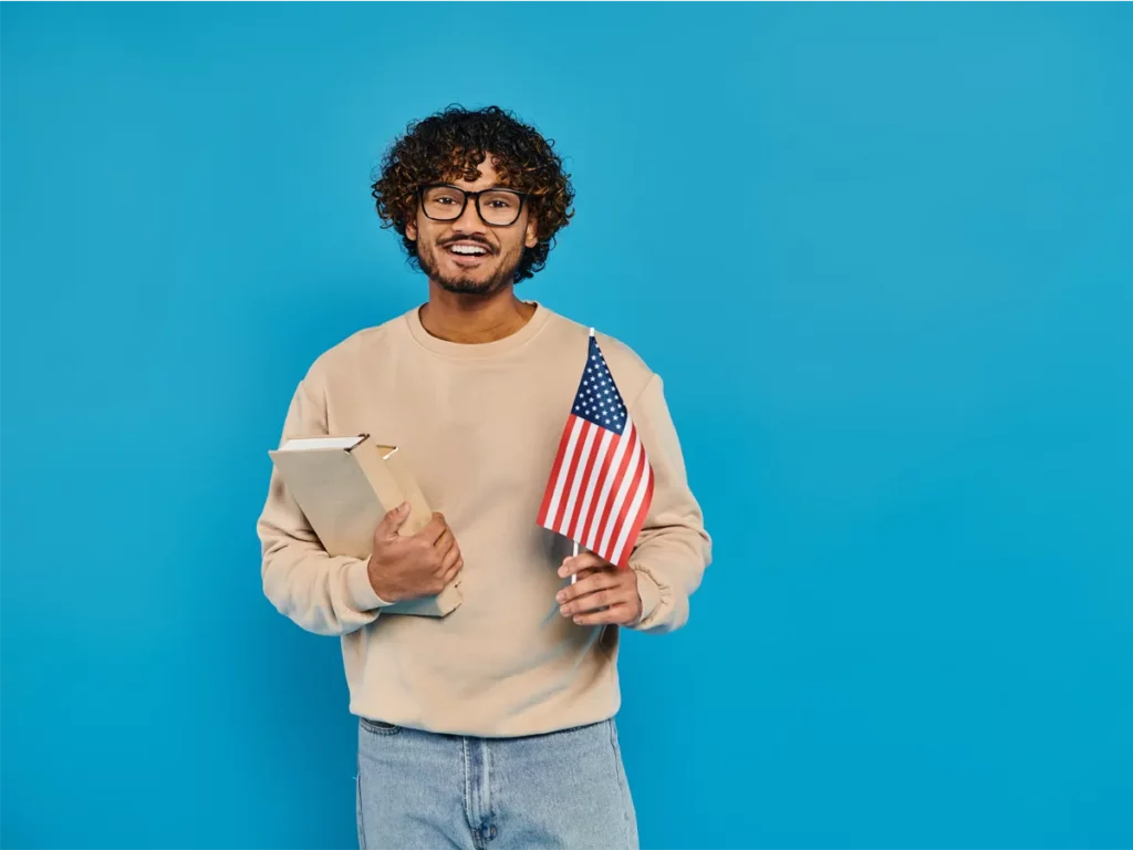 Solicitante con buen carácter moral para ciudadanía americana sosteniendo documentos y evidencias para la naturalización.<br/>