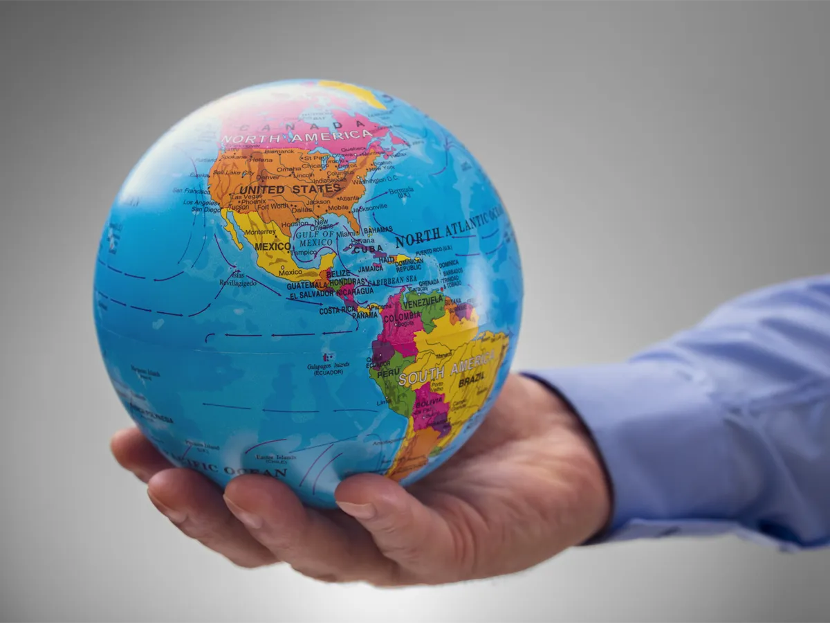 Globo terráqueo destacando en el mapa a los 19 Países en pausa de solicitudes migratorias en Estados Unidos.